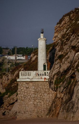 A vertical shot of a tower near a cliff in Santander, Spain