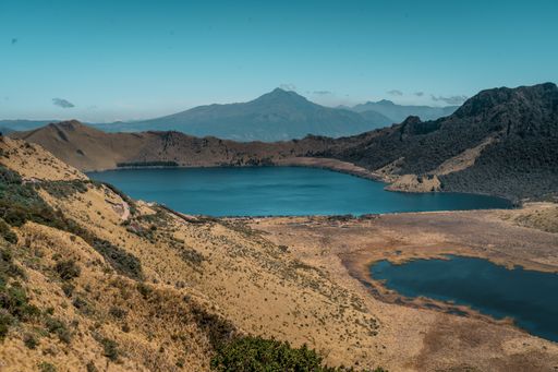 A beautiful shot of a lake with moountains in the back