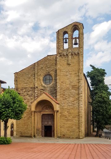 A vertical shot of the San Domenico under a cloudy sky in Arez