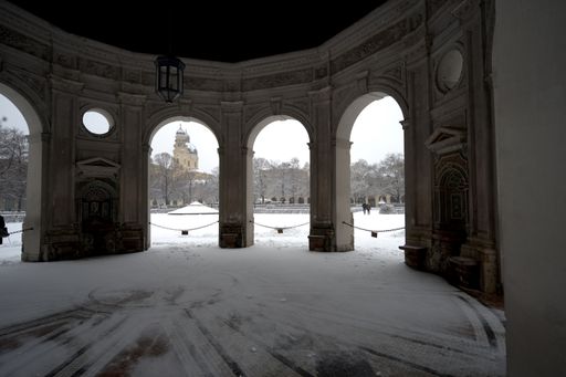 Muenchen Hofgarten Residenz mit Blick zur Theatinerkirche im Winter