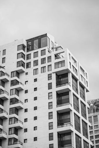 A grayscale shot of a multi-story apartment complex in Tel Aviv, Israel