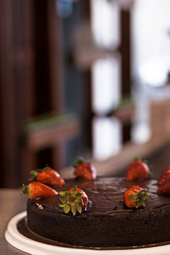 A vertical shot of the sweet chocolate cake with strawberries