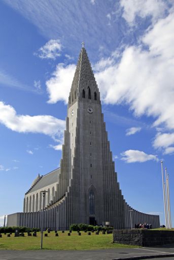 A vertical shot of a Hallgrimskirkja Reykjavík in Iceland