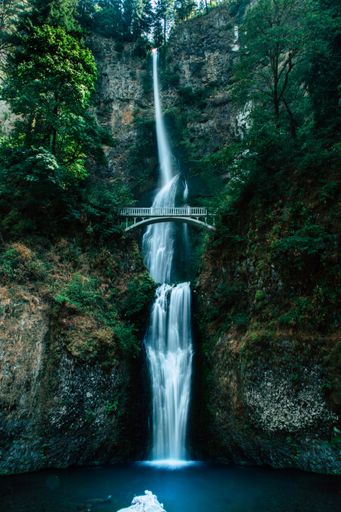 A vertical shot of a beautiful waterfall flowing through the rocks in Washington, USA