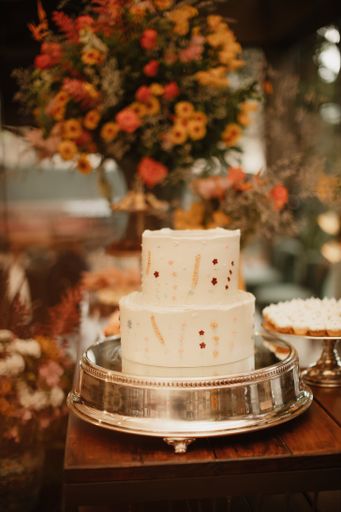 A vertical shot of the wedding cake on a tray in a restaurant