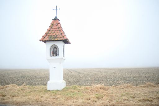 Gedenkstein, Kreuzweg Andachtsstelle im Nebel, Melancholie, Ostern the fog