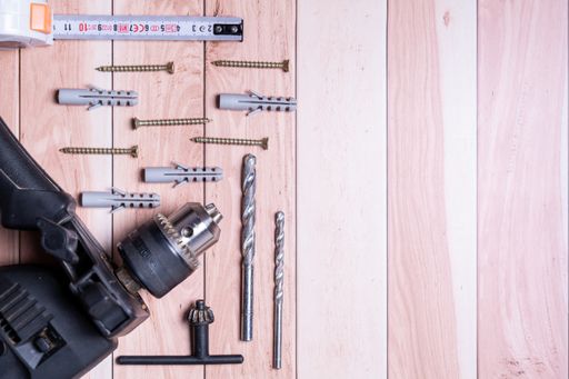 A top view of a drill with its small set on a wooden table