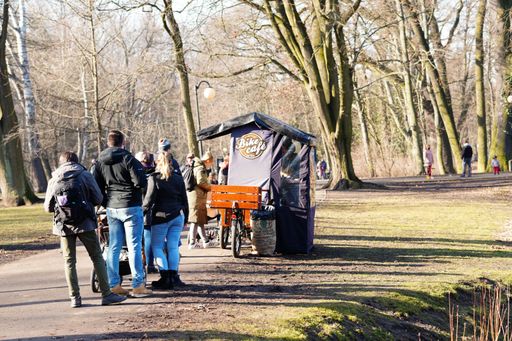 People waiting in front of a small coffee stand at the Solacki park.
