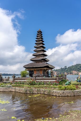 A vertical shot of the Pura Ulun Danu Bratan temple in Indonesia