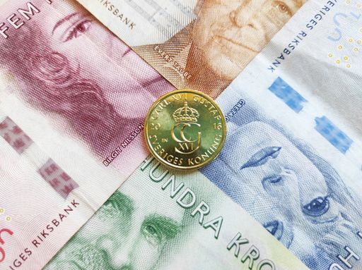 A closeup shot of a Swedish coin put on Swedish banknotes
