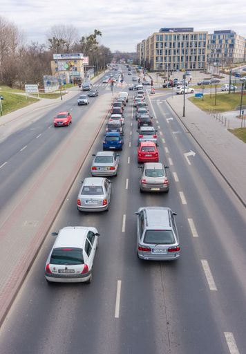 Car traffic in front of a intersection