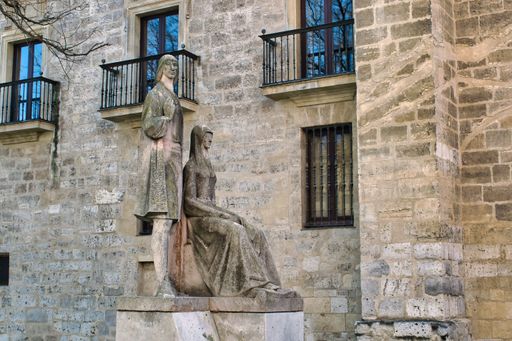 A beautiful view of the statue of two people situated in the Santa Cruz de Valladolid