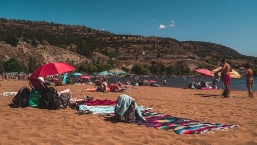 Beautiful sunny day by the lake as people enjoying an amazing time during spring break.
