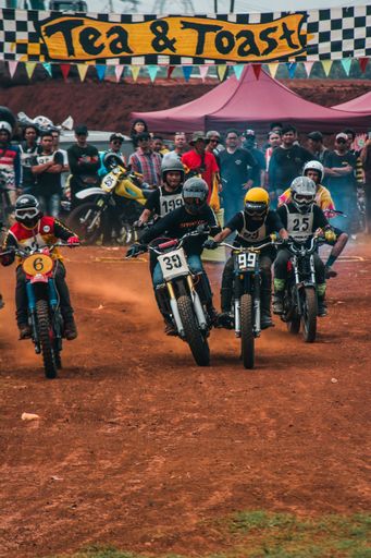 Racers overtaking each others to get the holesho