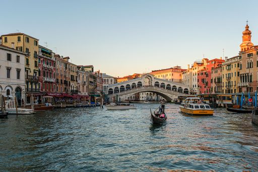 A landscape of the Ponte di Rialto bridge over the Grand Canal in Venice