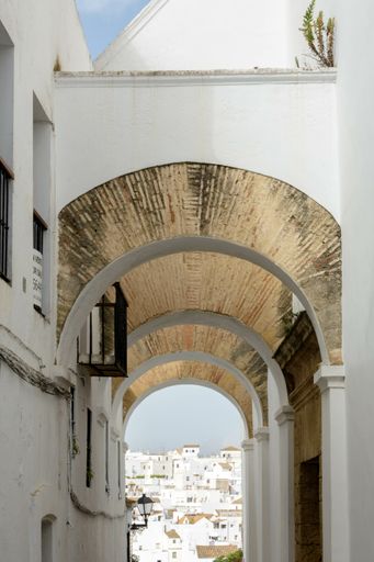 A vertical shot of an alley of buildings under the sunlight in Vejer de la Frontera, Spain