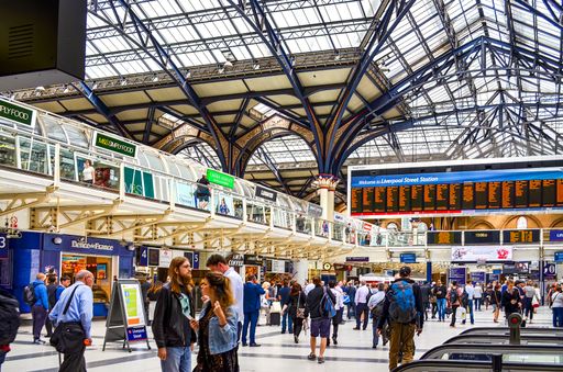 London, Great Britain, lots of people in the lobby of Liverpool Street Station in London