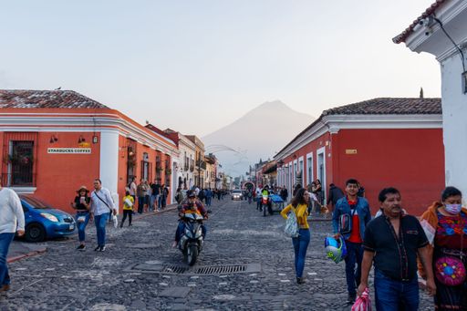 Antigua Guatemala 22 december 2022 Cityscape of the main street andvolcan de agua with lots of people walking around christmas decoration