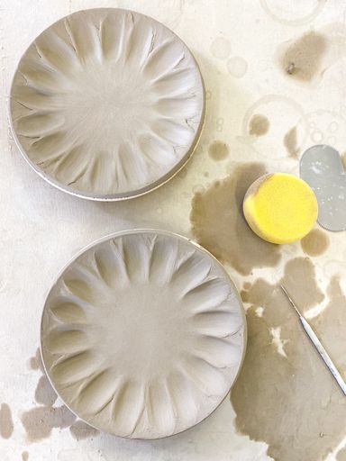 Ceramic clay plates being made