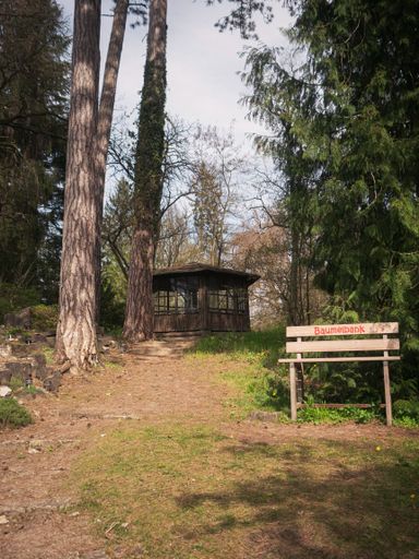 Picture of the so called "baumelbank" and of of the pavillion inside the baotanical garden in Eberswalde.