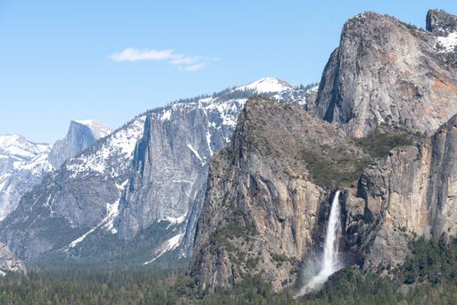 A breathtaking view of a cascading waterfall in Yosemite National Park