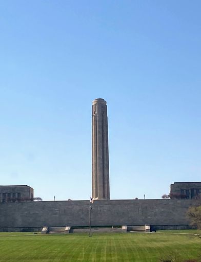 a vertical shot of a National WWI Museum and Memorial under a clear sky in Kansas, USA