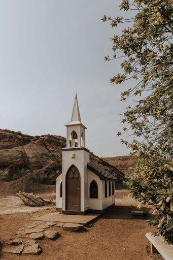 A picturesque scene of the Little Church
in Drumeller, Alberta, Canada