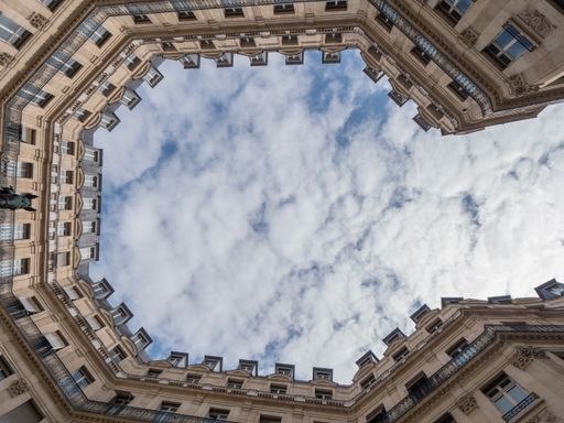A low angle shot of Edouard VII square under a cloudy sky in Paris, France