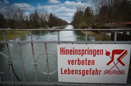 german sign for risk of death, danger, jumping from bridge