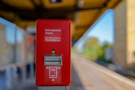 Machine for validating railroad tickets. The text is in German and English language.