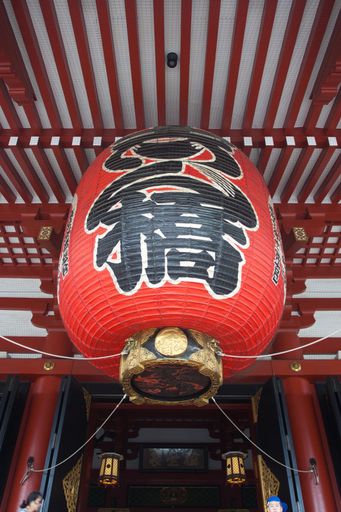 A low-angle shot of a  Giant red lantern at the main Senso-Ji Temple in Asakusa, Tokyo, Japan