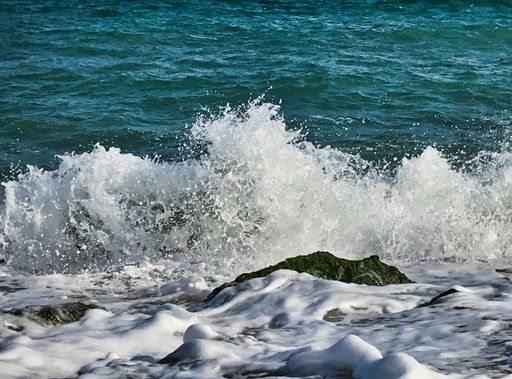 The waves, when breaking with the coastline, produce a beautiful visual and sound spectacle.