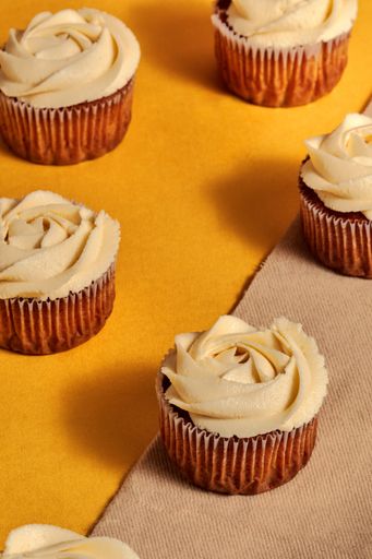 A delicious cupcakes with floral cream toppings