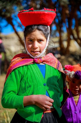 The people working, wearing traditional Peruvian dresses