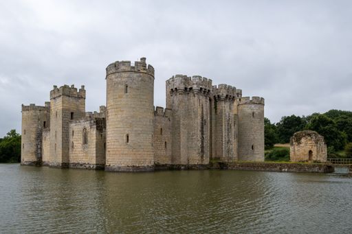 This majestic castle is situated in the idyllic village of Robertsbridge in the United Kingdom, overlooking a tranquil water