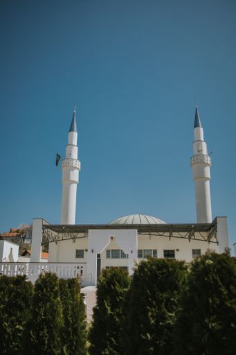 A vertical shot of the King Abdullah Bih Abdulah Aziz Ali Saud Mosque in Tuzla, Bosnia and Herzegovina