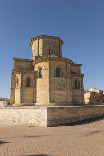 A vertical shot of Iglesia de San Martin de Tours in Fromista, Spain