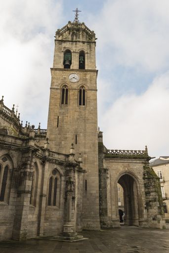 A vertical shot of a Saint Mary's Cathedral under a cloudy sky in Lugo, Galicia, north-western Spain