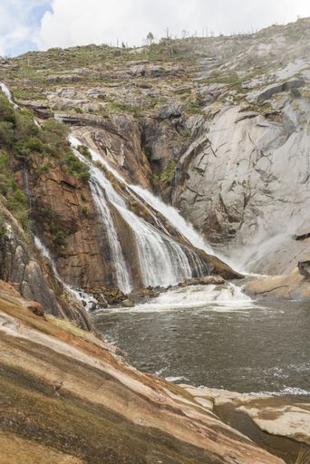 A vertical shot of the waterfall in Mirador de Ezaro in Galicia, Spain during daylight