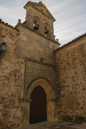 A vertical shot of the Iglesia de San Mateo under a cloudy sky in Spain