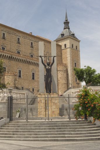 a vertical shot of a female statue in the city of Toledo Spain
