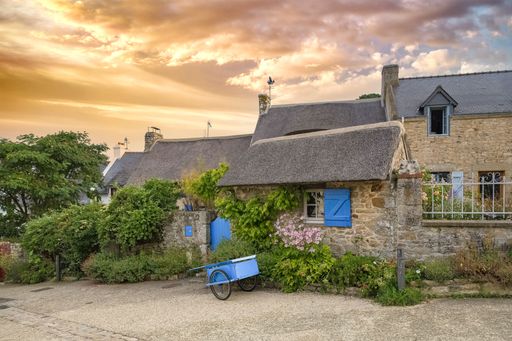 Brittany, Ile aux Moines island in the Morbihan gulf, typical house in spring