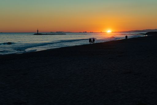 A walk at sunset, by the sea, in contact with the sand, regenerates the body and spirit