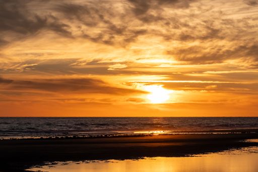 A scenic view of a beautiful sunset over the tranquil sea