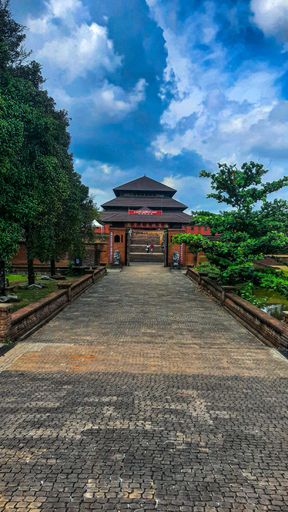 A picturesque view of the Manelwatta Temple in Sri Lanka with ancient architecture