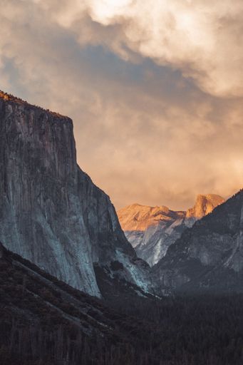 A scenic view of the mountains in Yosemite National Park, California