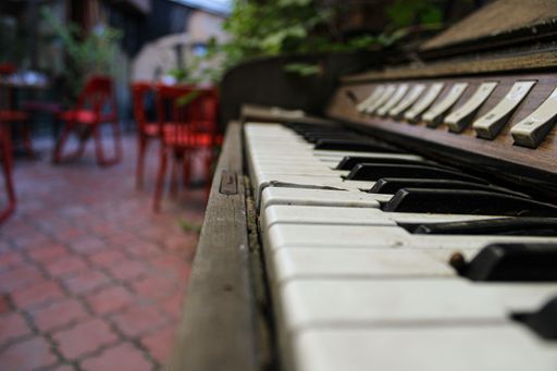 A close-up of the piano in a cafe garden