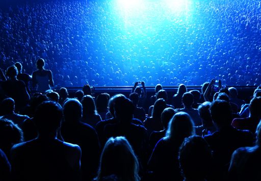 Many visitors at a event in the evening