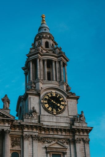A vertical shot of the St. Paul's Cathedral in the UK under a blue sky