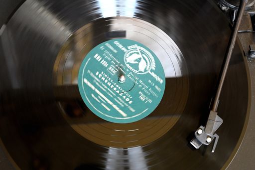 retro sound technology to play music